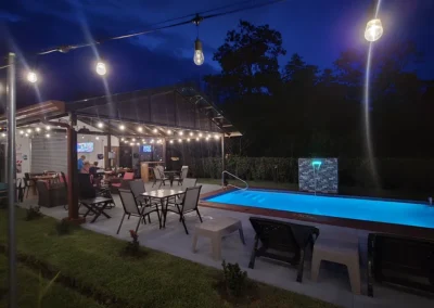 Bistro et piscine le soir