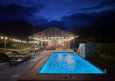 Bistro et piscine le soir